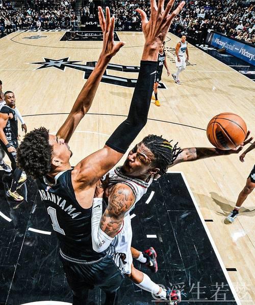 莫兰特转身突破上篮未中,抱头懊恼显无奈 莫兰特转身突破上篮未中,抱头懊恼显无奈