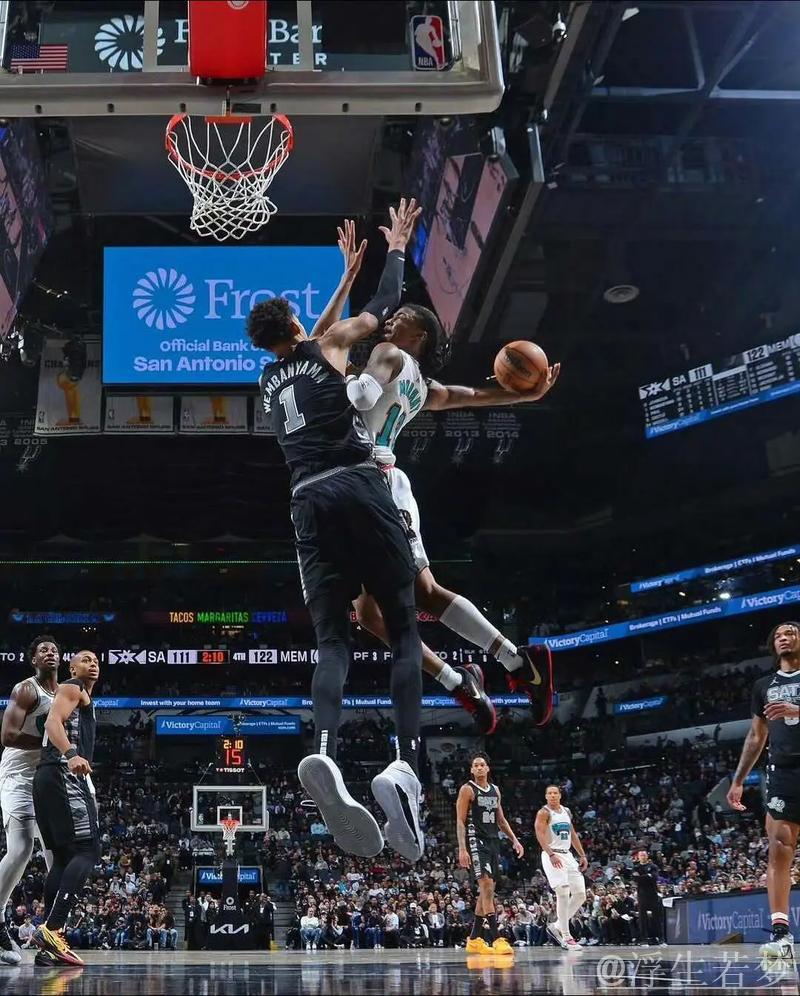 莫兰特转身突破上篮未中,抱头懊恼显无奈 莫兰特转身突破上篮未中,抱头懊恼显无奈